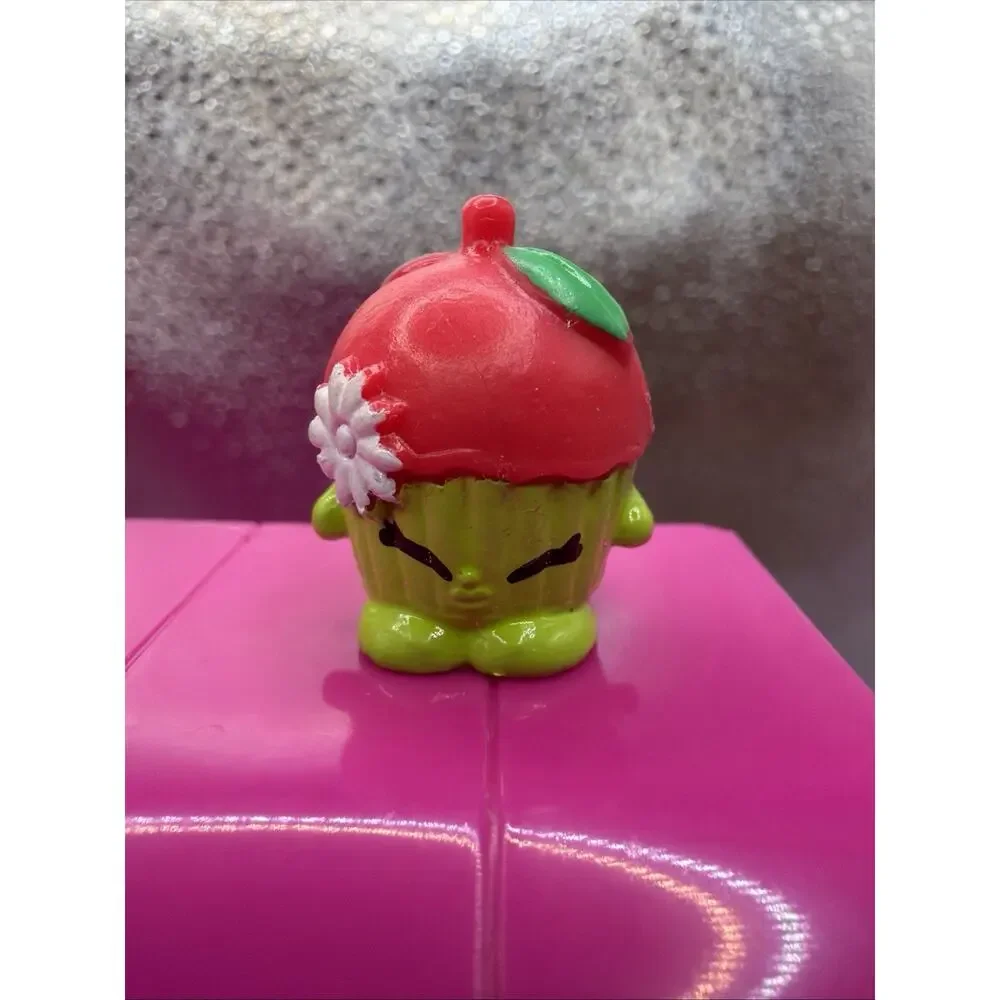 Shopkins Shy Pie figurine from Season 4